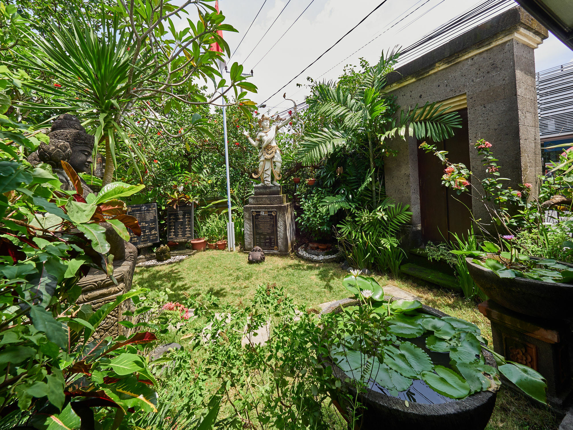 Al-Isha Dharamshala Hotel Kuta  Bagian luar foto